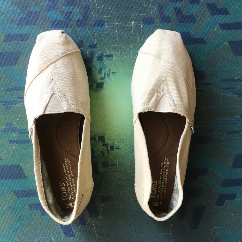 Never Been Worn Cream Tom’s (size 9.5 W)